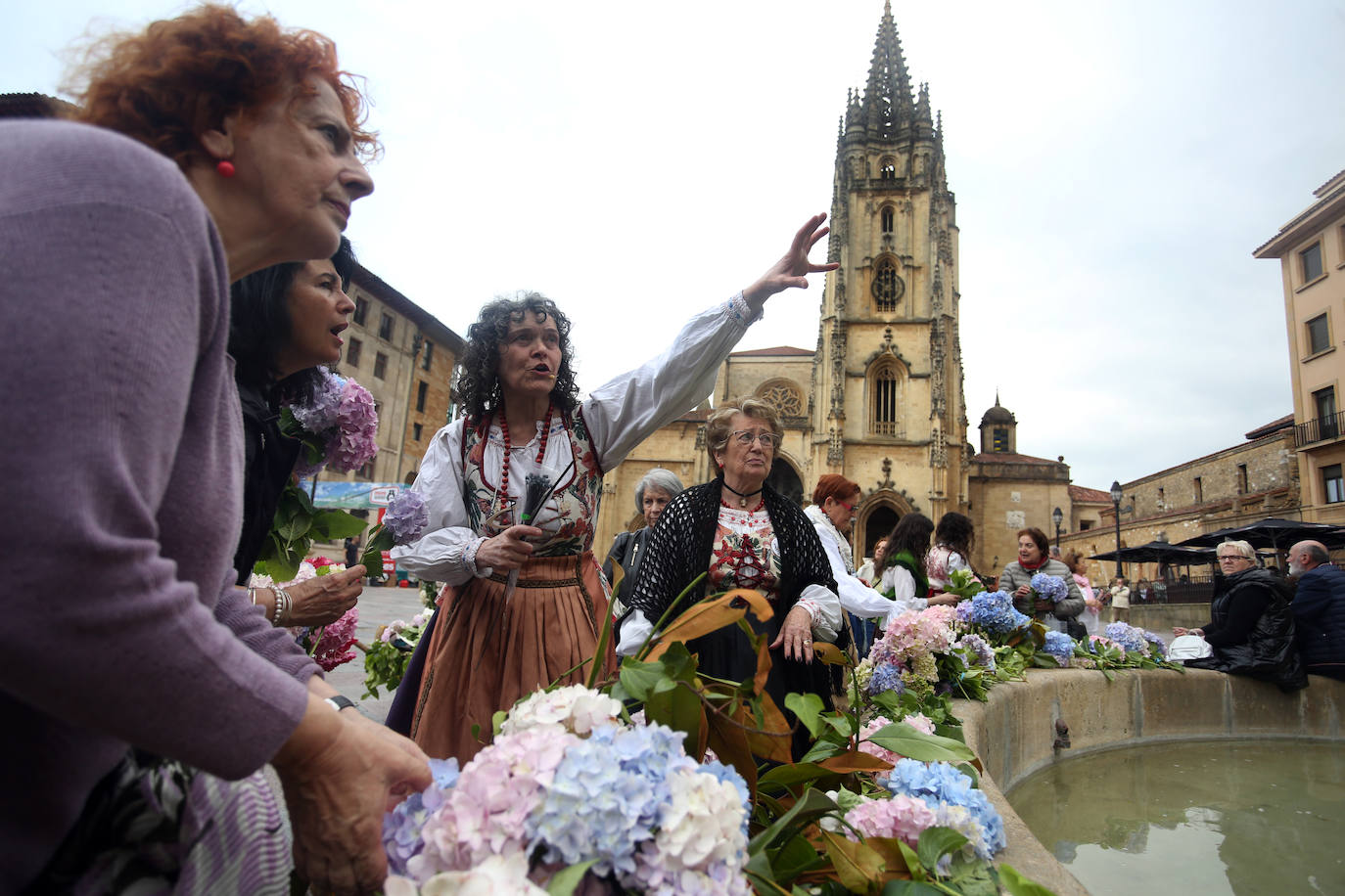 El Coru Muyeres de San Esteban enramó las fuentes del casco histórico de Oviedo