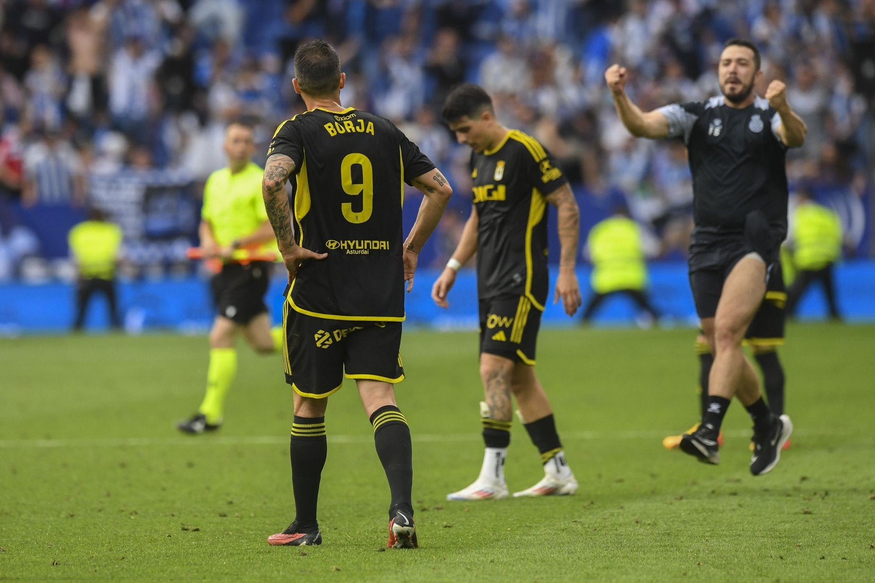 Borja Bastón y Colombatto, abatidos, tras el pitido del árbitro.