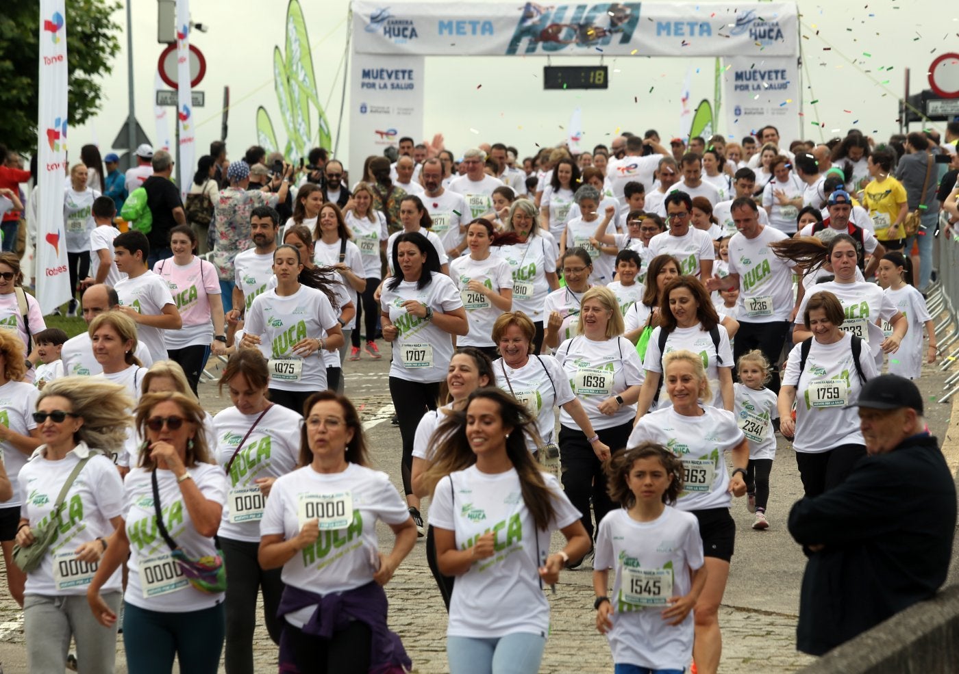 Participantes en la carrera de tres kilómetros durante la salida.