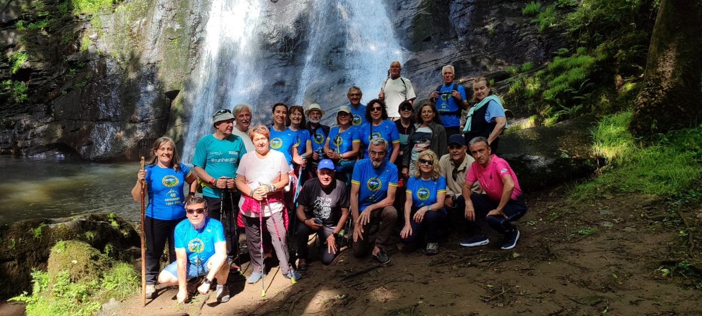 La Peñuca, ante la cascada de Villagocende, en A Fonsagrada.