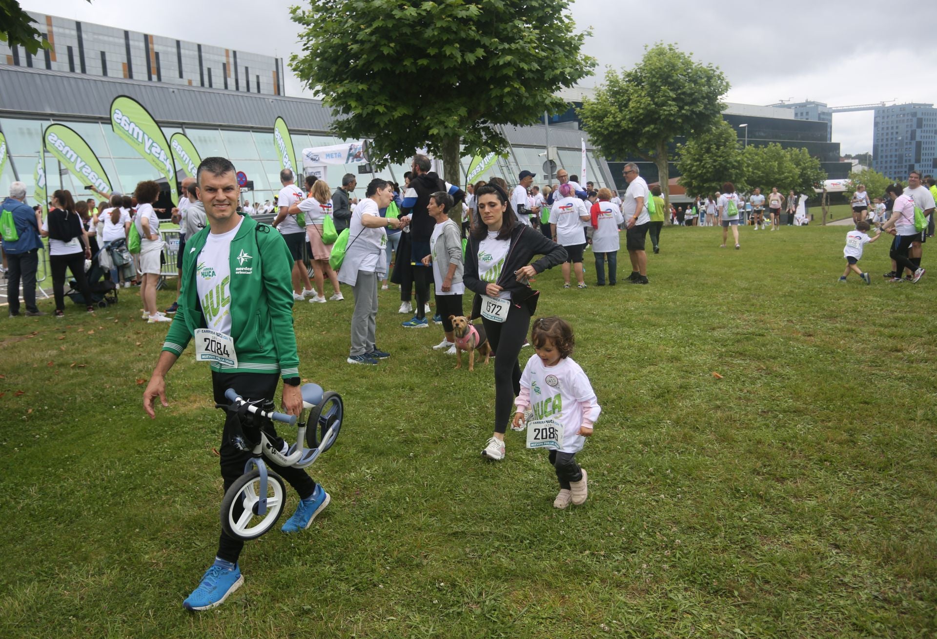 La carrera solidaria del HUCA, en imágenes