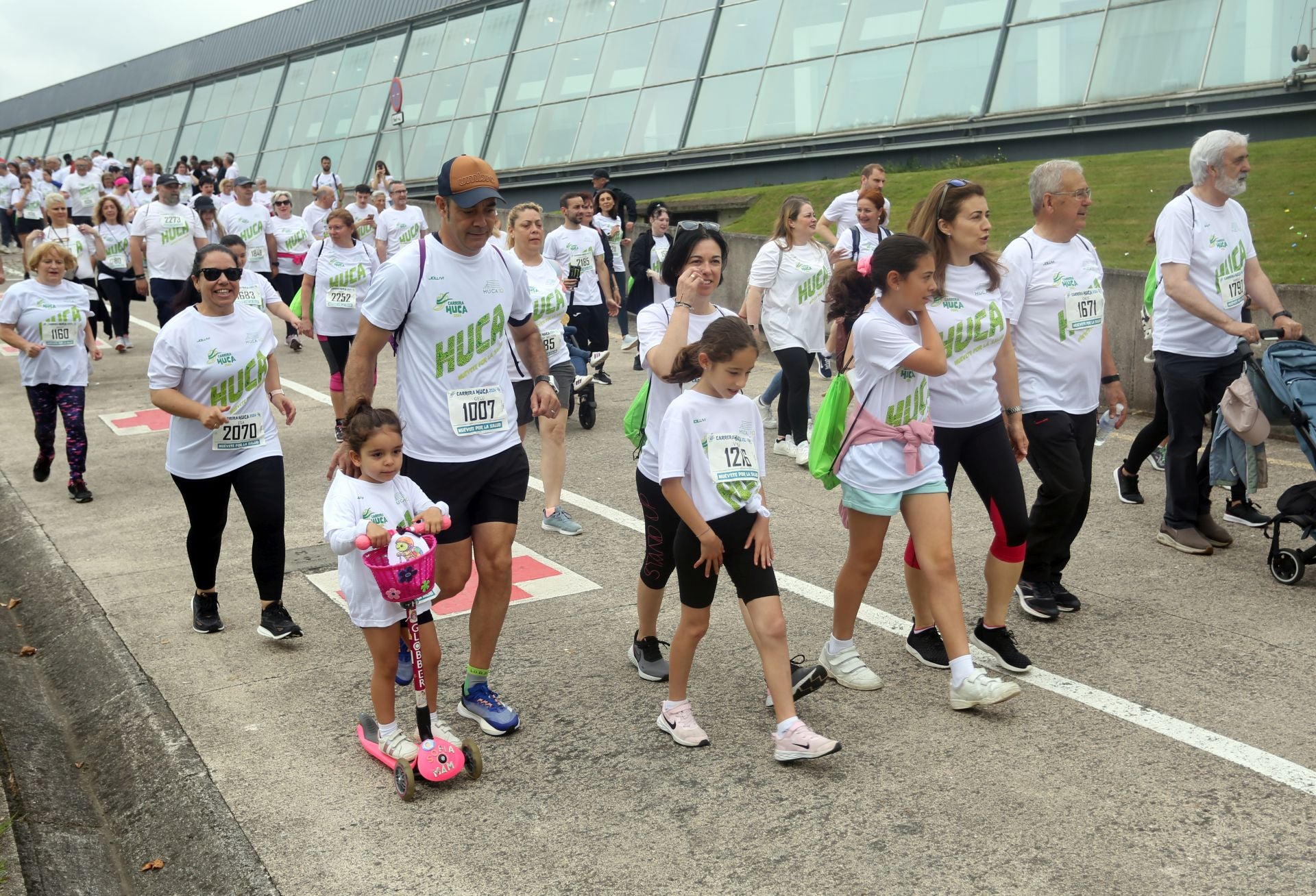 La carrera solidaria del HUCA, en imágenes