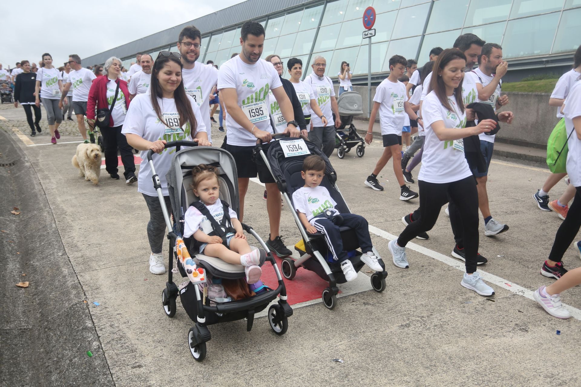 La carrera solidaria del HUCA, en imágenes