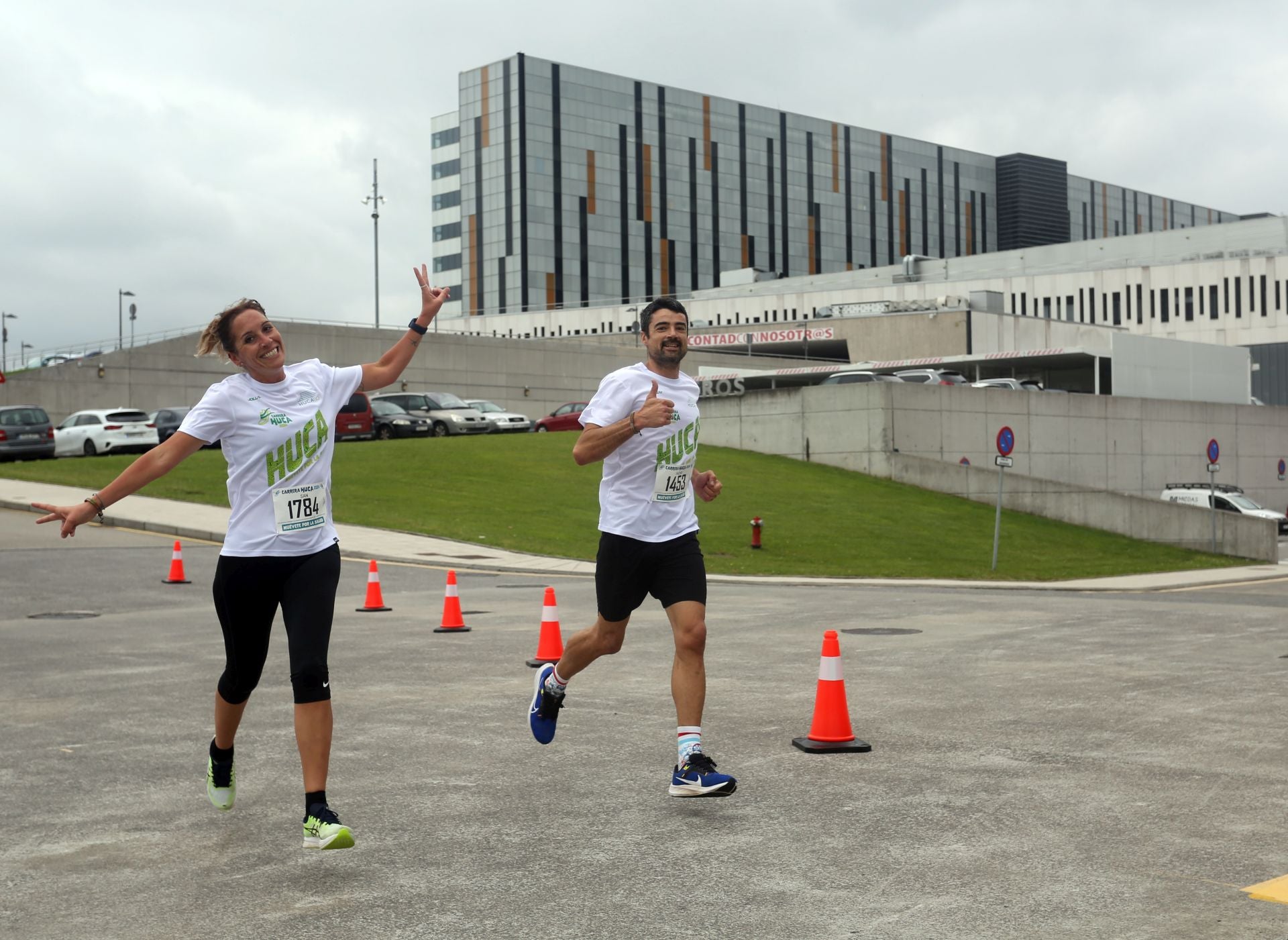 La carrera solidaria del HUCA, en imágenes