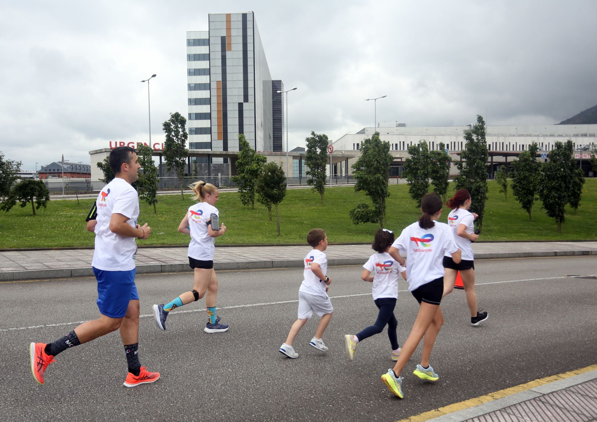 La carrera solidaria del HUCA, en imágenes