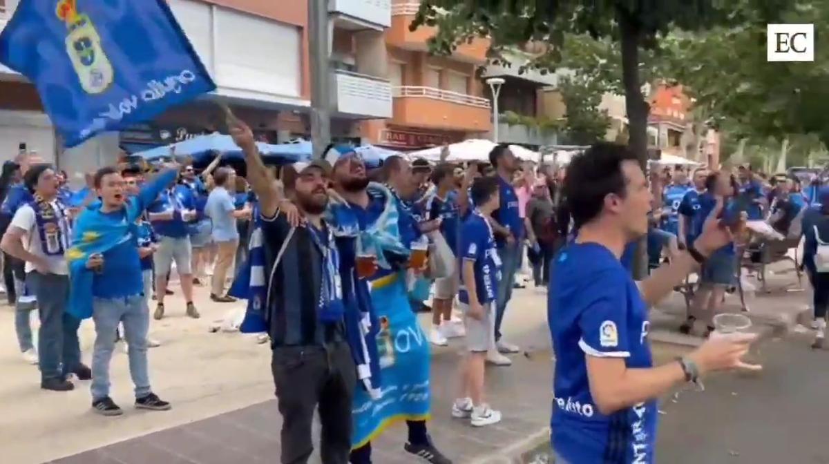 La afición del Real Oviedo lo da todo en Cornellá