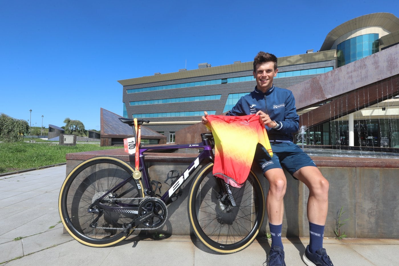 Hugo de la Calle, con el maillot y la medalla de campeón de España, en la urbanización Los Balagares.