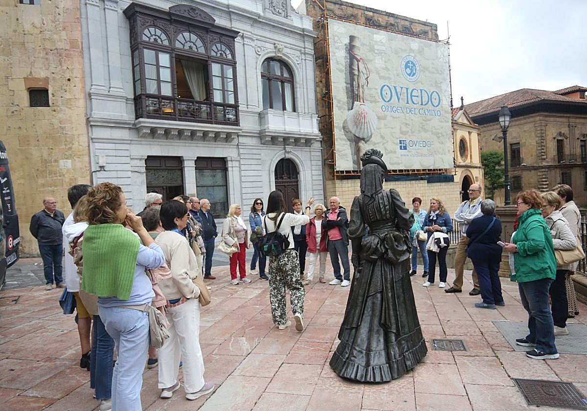 Un grupo de turistas, ayer, atiende las explicaciones de una guía en la plaza de la Catedral.