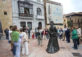 Un grupo de turistas, ayer, atiende las explicaciones de una guía en la plaza de la Catedral.