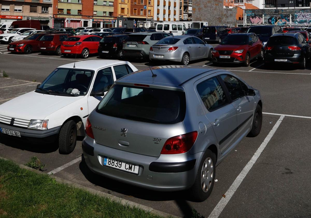 Vehículos estacionados en la parcela de Peritos.