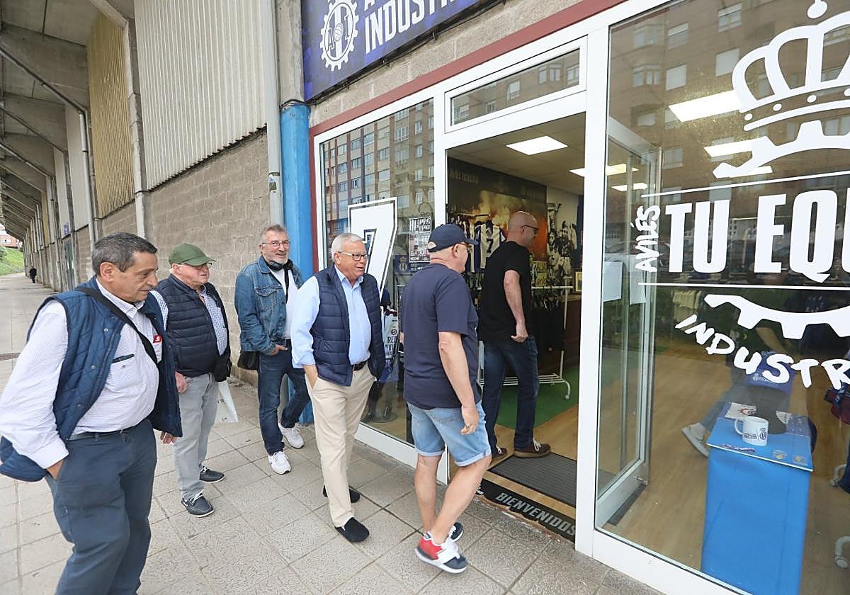 Primeros aficionados a la espera de la apertura ayer de la tienda para renovar su abono, con Eduardo Oveja Nieto al frente.