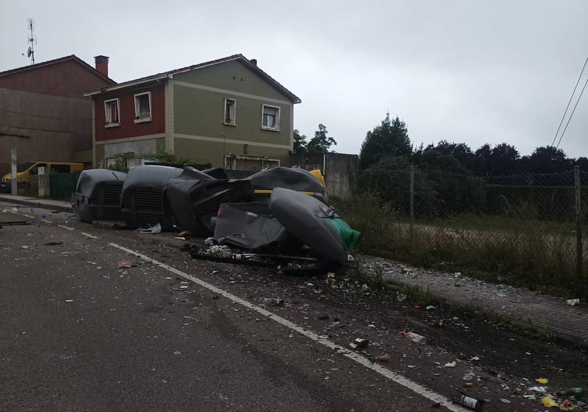 Contenedores destrozados tras ser embestidos por un turismo, en Roces.