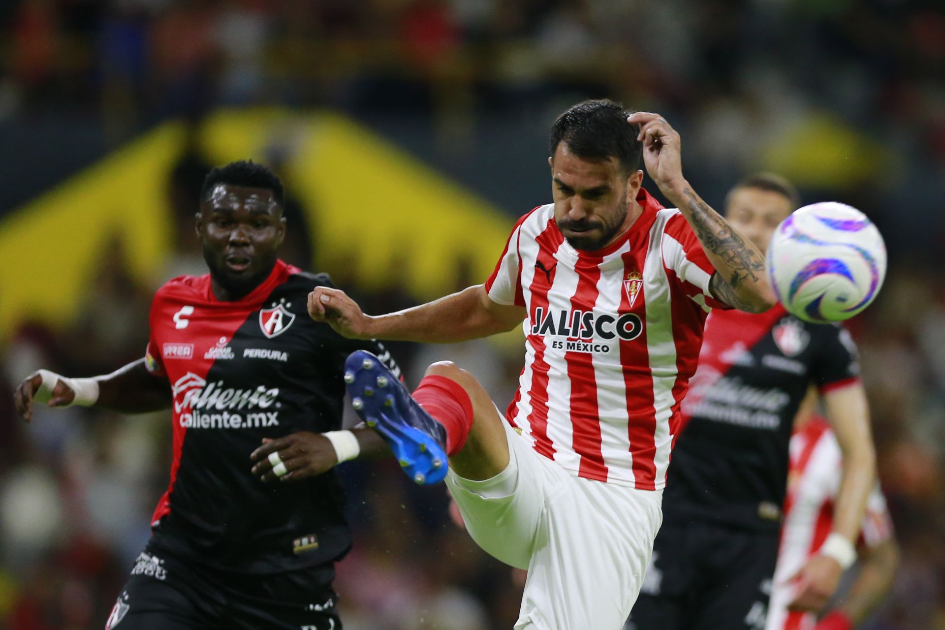 Caceido, a la izquierda, e Insua en el partido disputado entre el Sporting y el Atlas durante la gira mexicana de la pasada pretemporada.