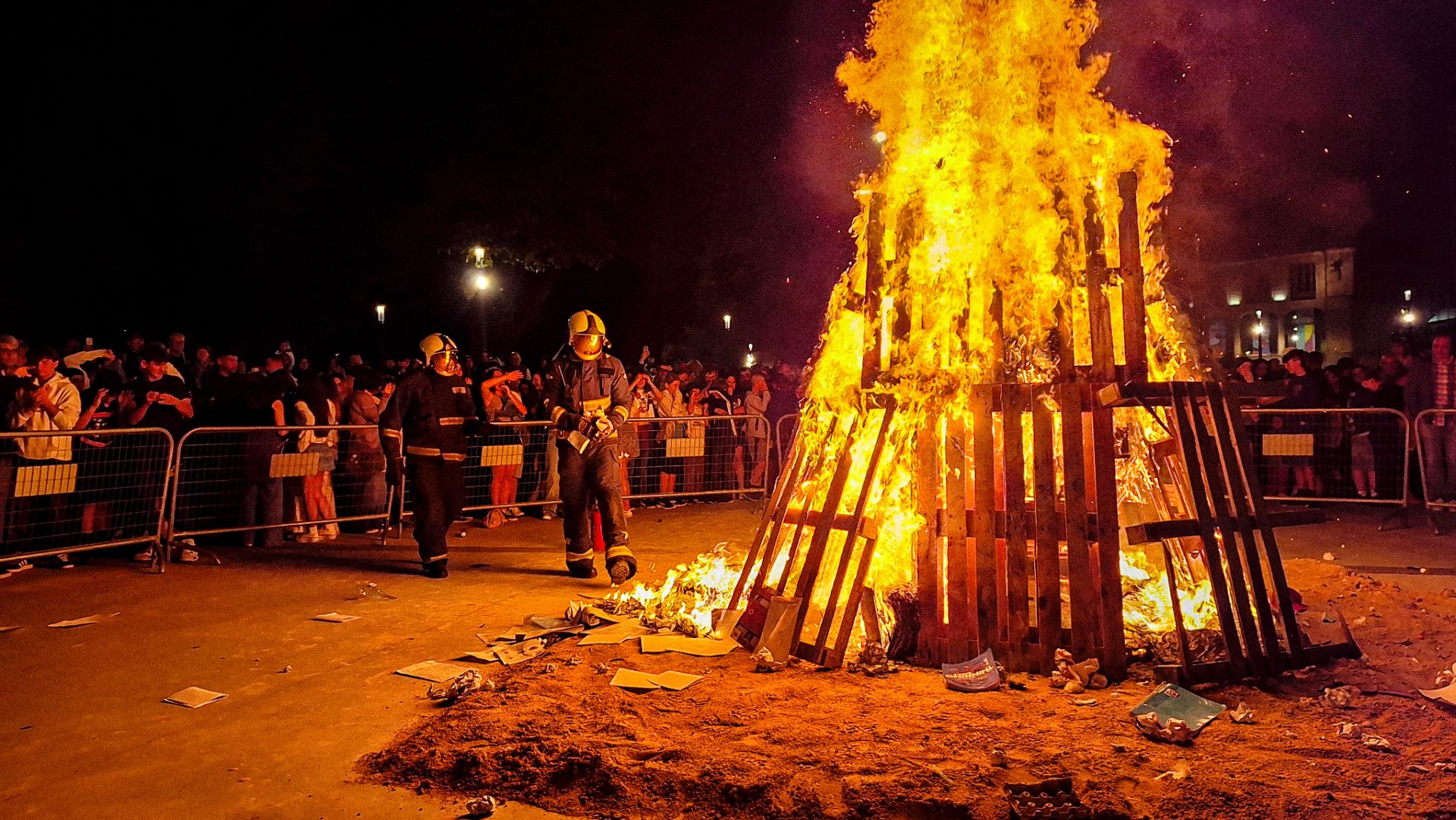 Las hogueras de San Juan iluminan la noche en Asturias