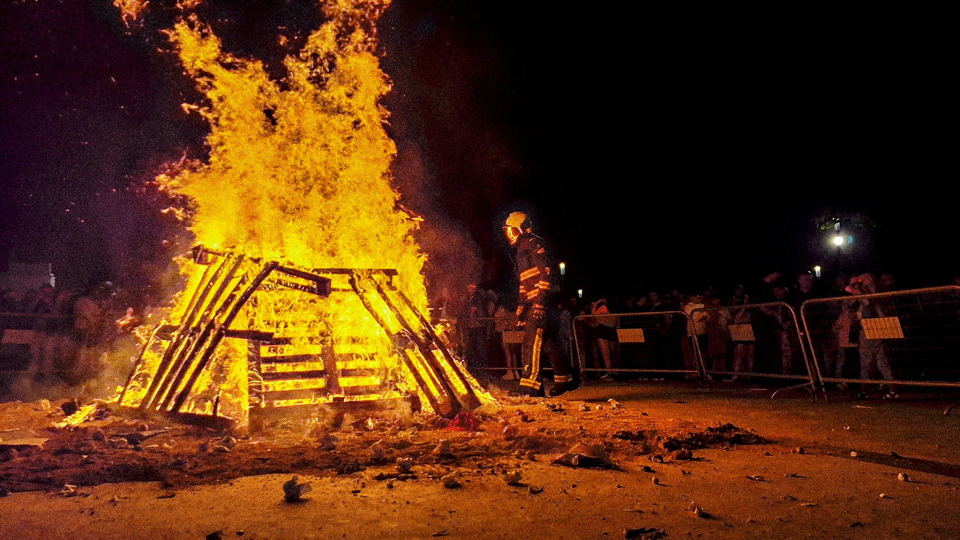 Las hogueras de San Juan iluminan la noche en Asturias