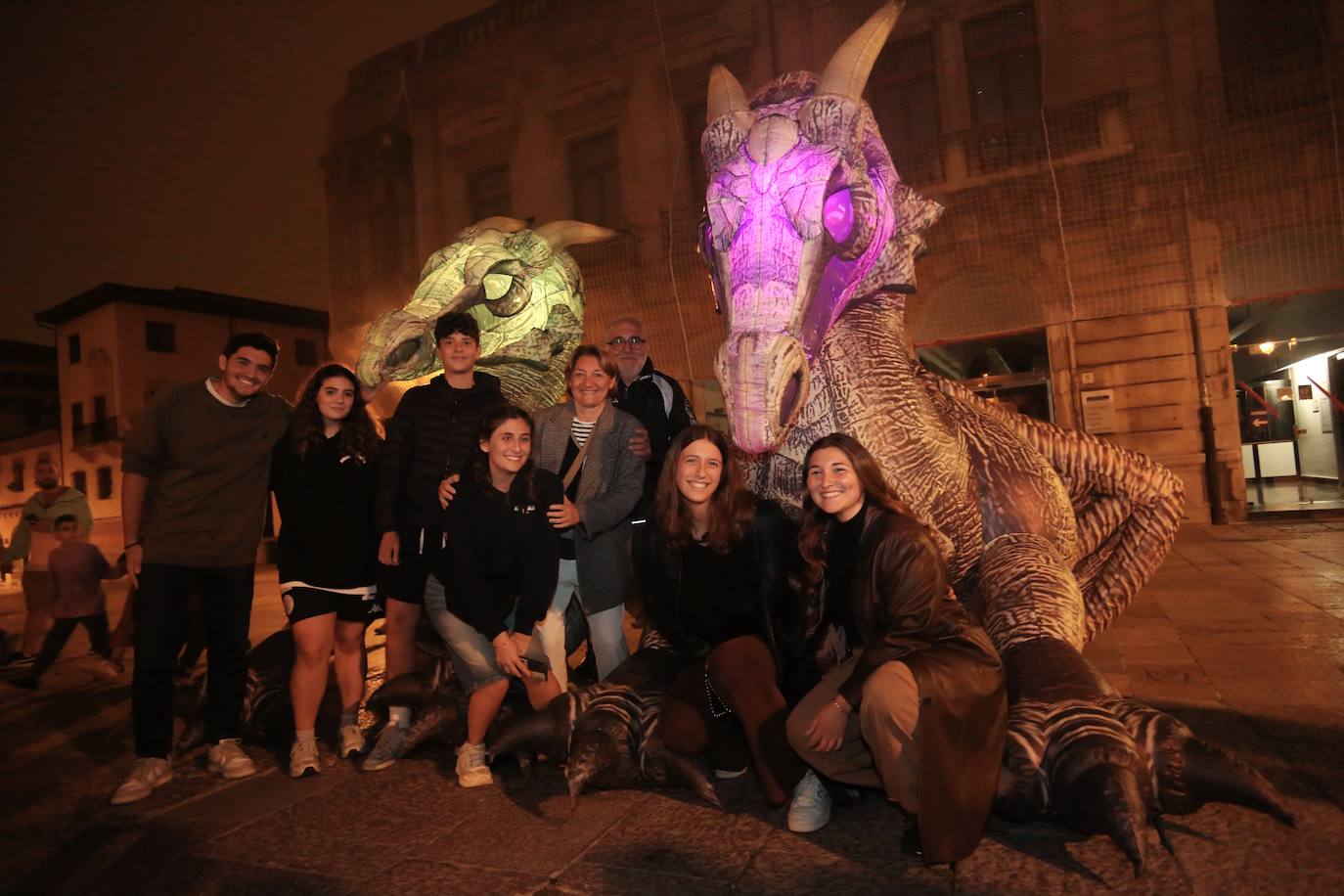 Las hogueras de San Juan iluminan la noche en Asturias
