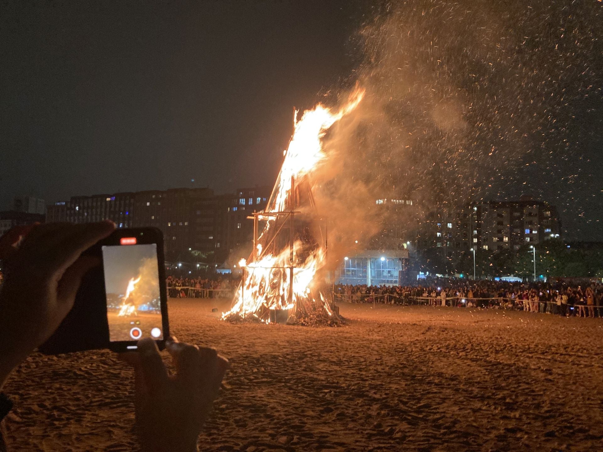 Las hogueras de San Juan iluminan la noche en Asturias
