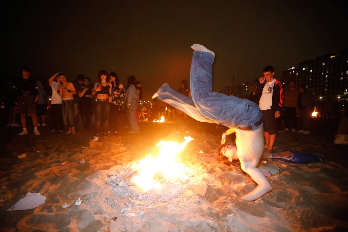 Las hogueras de San Juan iluminan la noche en Asturias