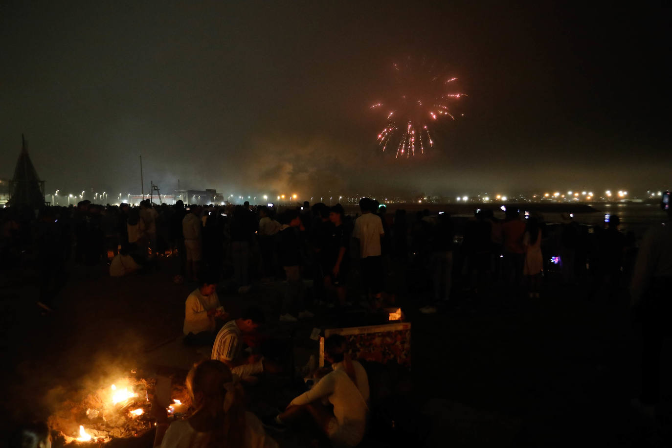 Las hogueras de San Juan iluminan la noche en Asturias