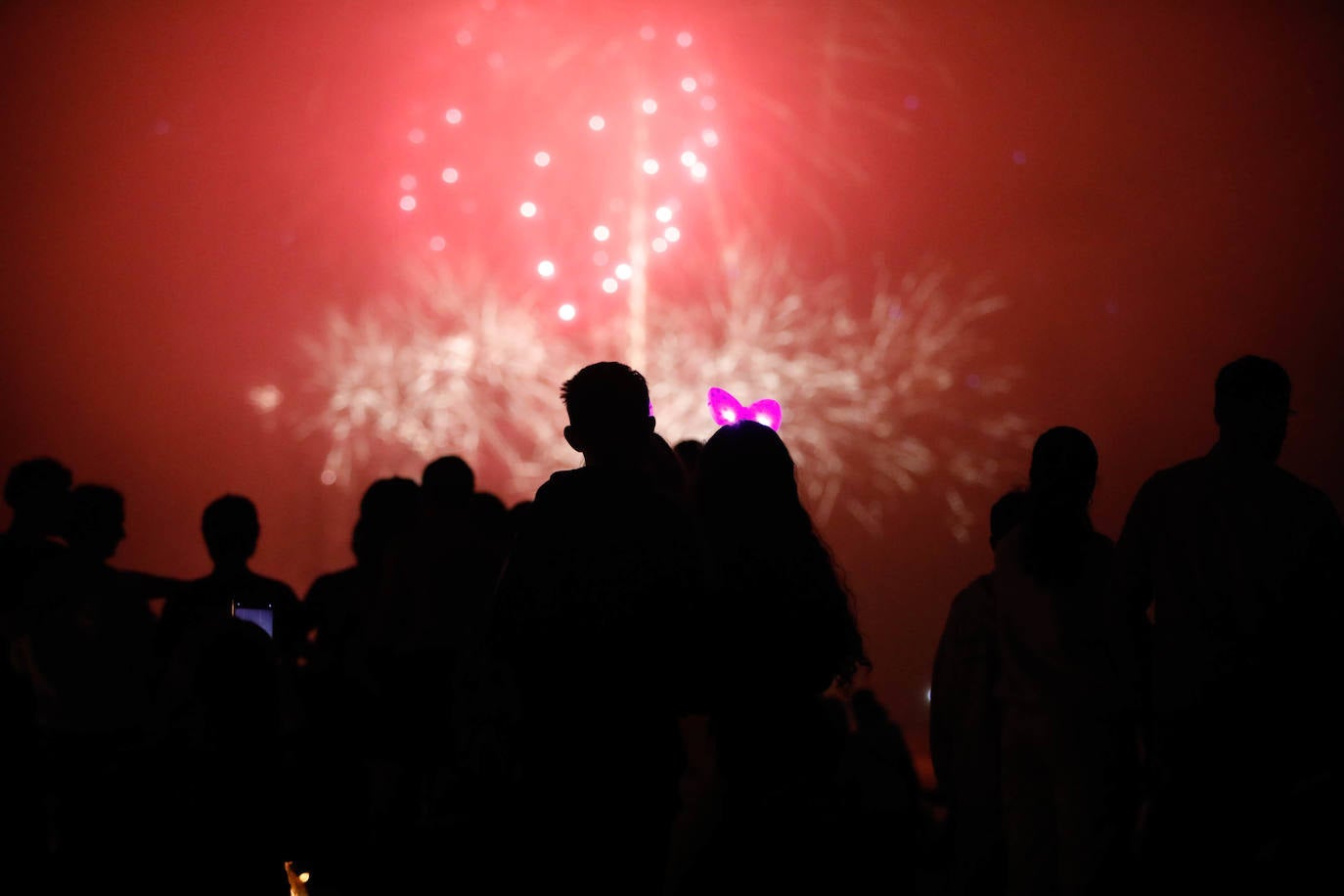 Las hogueras de San Juan iluminan la noche en Asturias