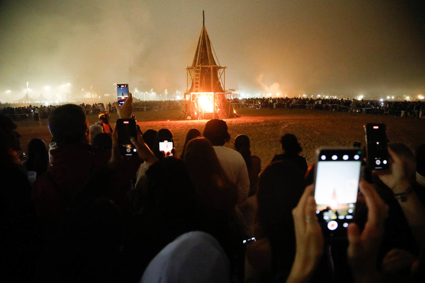 Las hogueras de San Juan iluminan la noche en Asturias