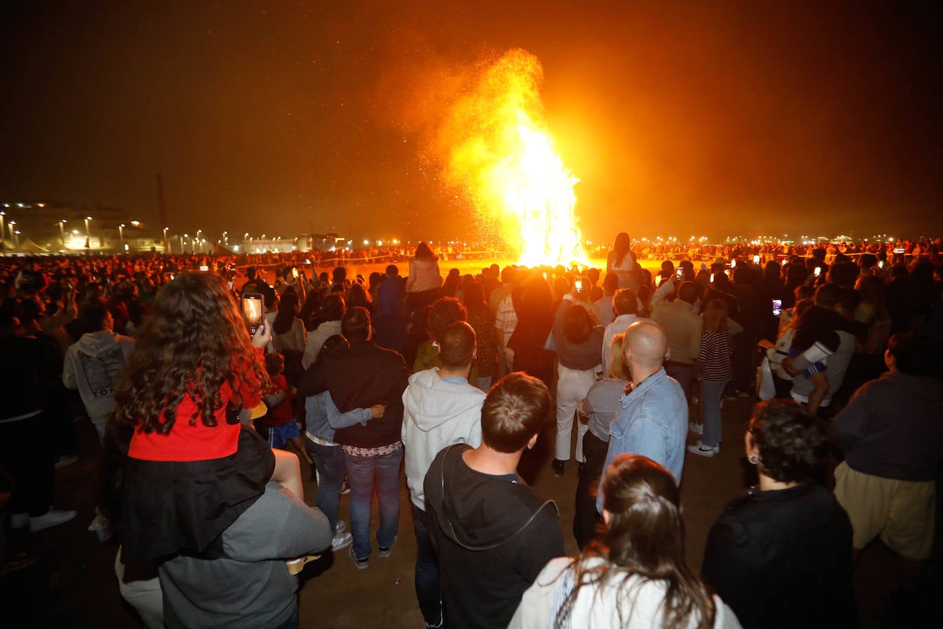 Las hogueras de San Juan iluminan la noche en Asturias