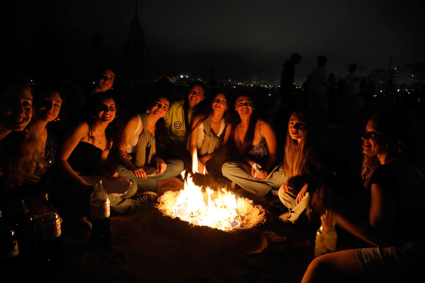 Las hogueras de San Juan iluminan la noche en Asturias