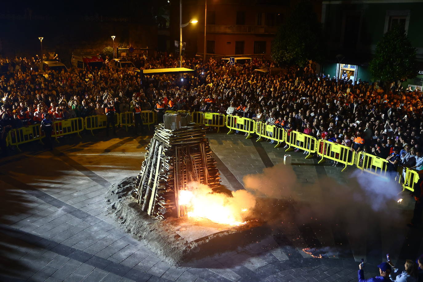 Las hogueras de San Juan iluminan la noche en Asturias