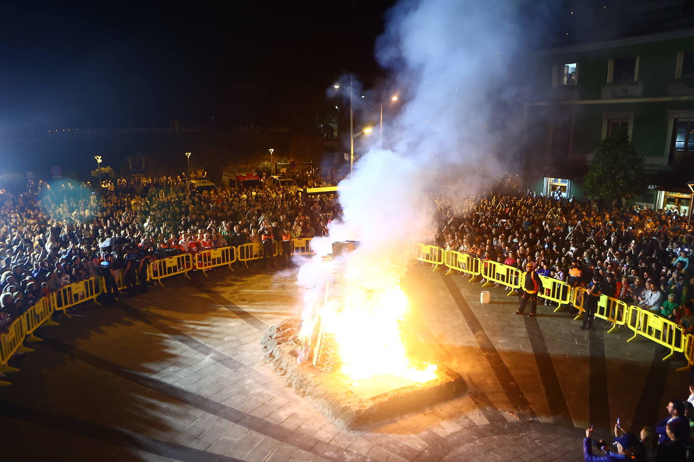 Las hogueras de San Juan iluminan la noche en Asturias