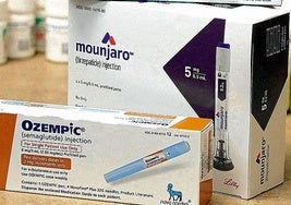 Cajas de Ozempic y Mounjaro, medicamentos inyectables utilizados para tratar la diabetes tipo 2 y la obesidad, en una farmacia de Estados Unidos.