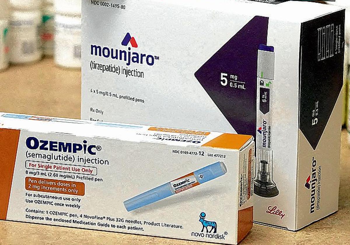 Cajas de Ozempic y Mounjaro, medicamentos inyectables utilizados para tratar la diabetes tipo 2 y la obesidad, en una farmacia de Estados Unidos.