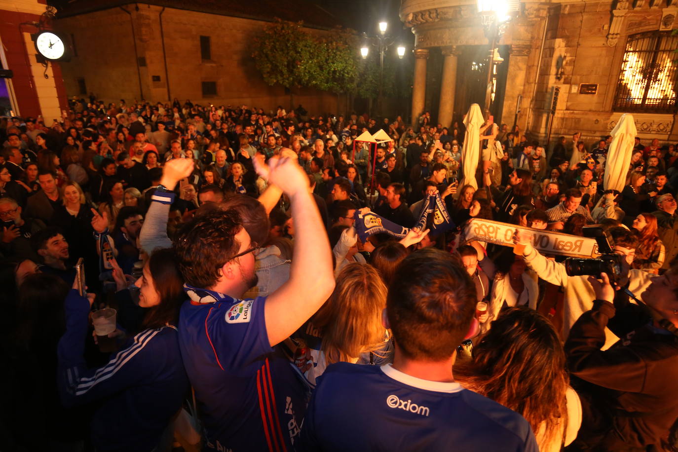 Las hogueras de San Juan iluminan la noche en Asturias