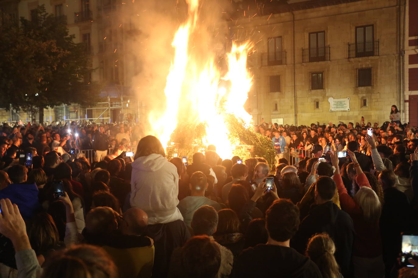 Las hogueras de San Juan iluminan la noche en Asturias