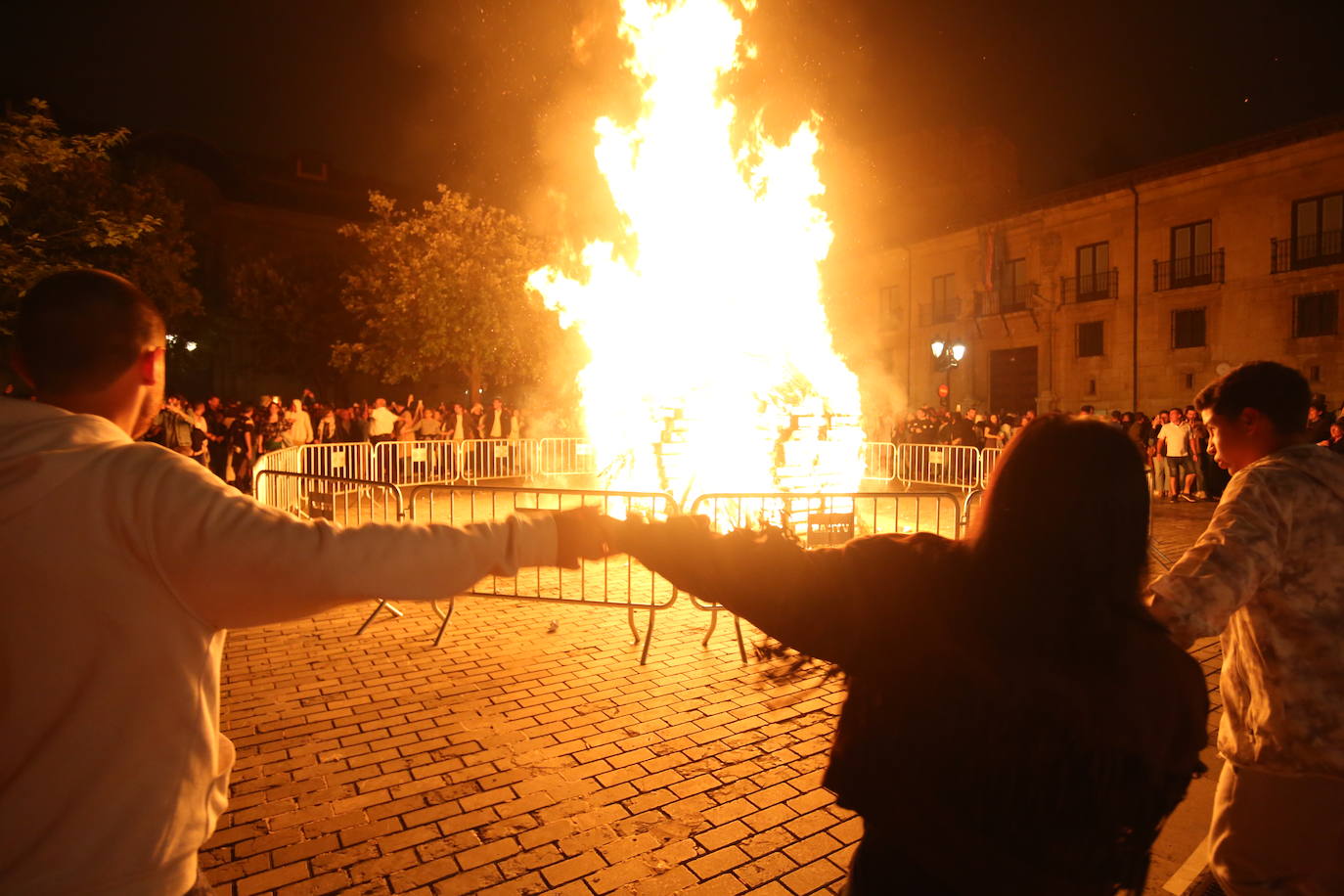 Las hogueras de San Juan iluminan la noche en Asturias