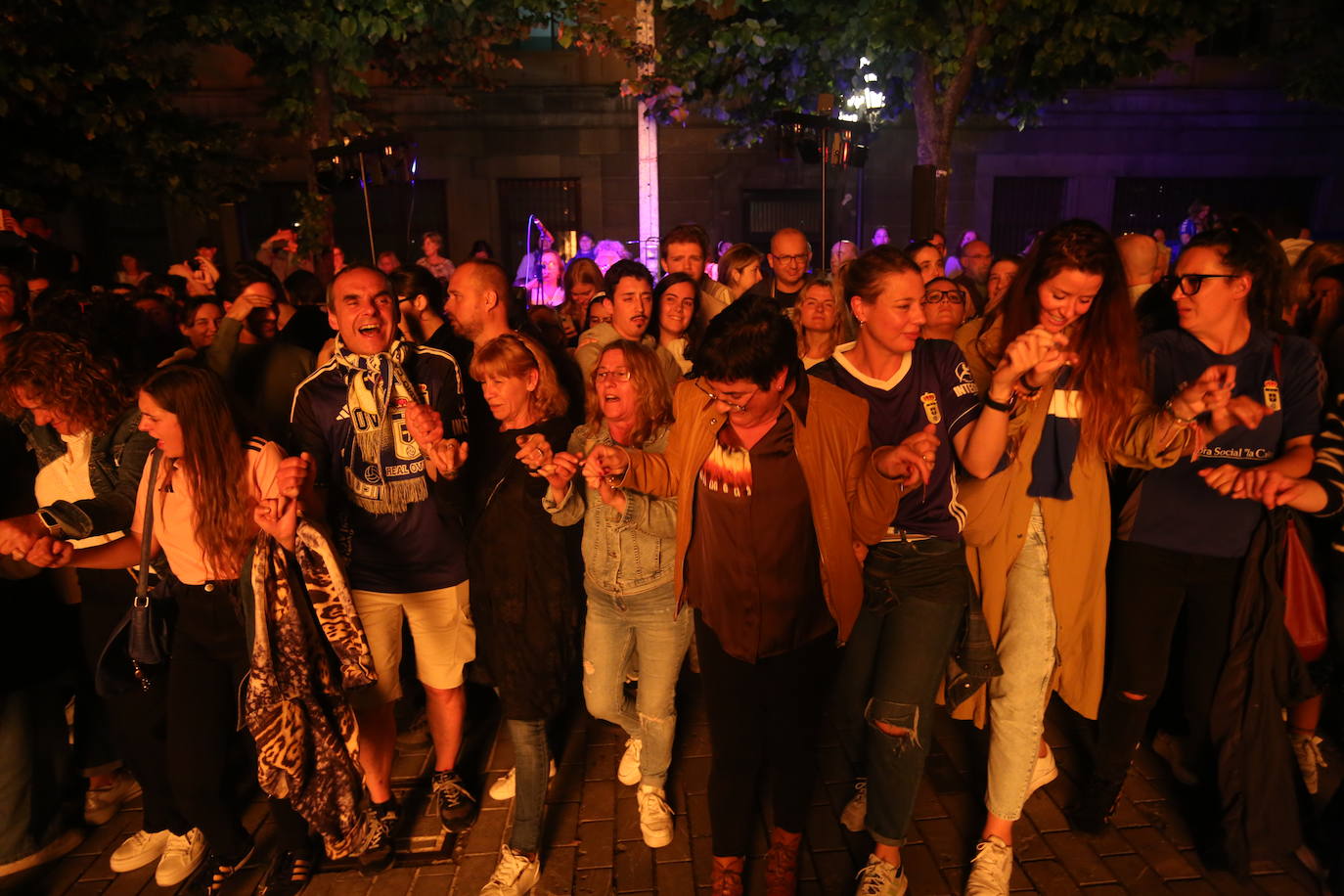 Las hogueras de San Juan iluminan la noche en Asturias