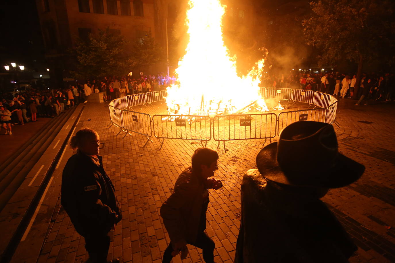 Las hogueras de San Juan iluminan la noche en Asturias