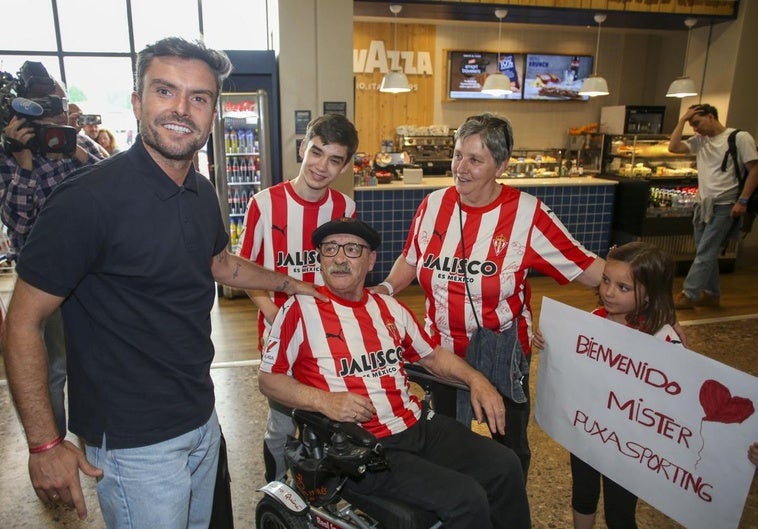 Seguidores rojiblancos fueron al aeropuerto de Asturias para saludar a Rubén Albés.