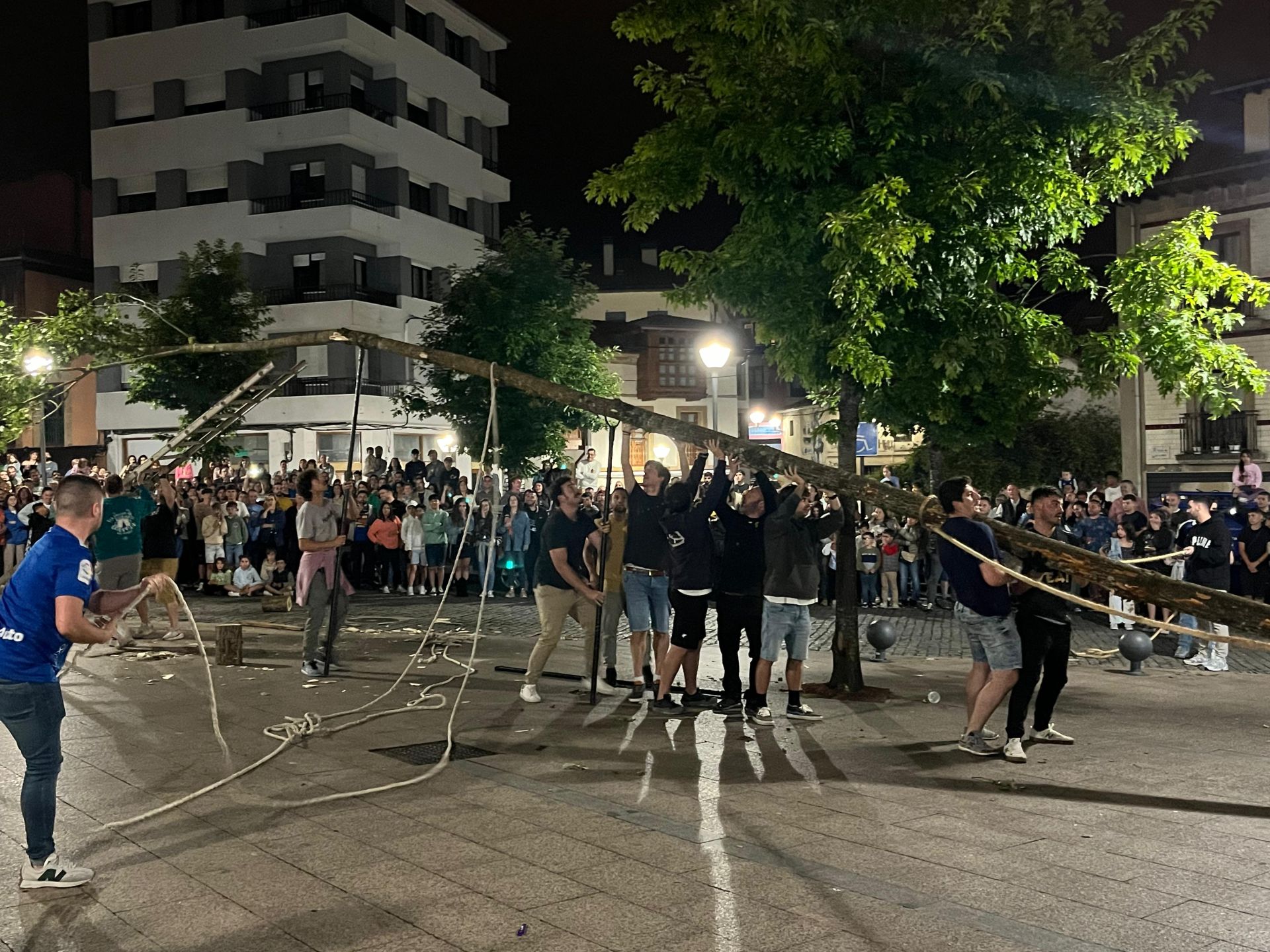 Las hogueras de San Juan iluminan la noche en Asturias