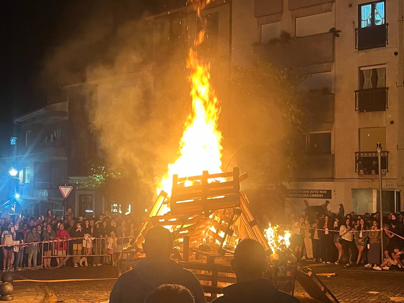 Las hogueras de San Juan iluminan la noche en Asturias
