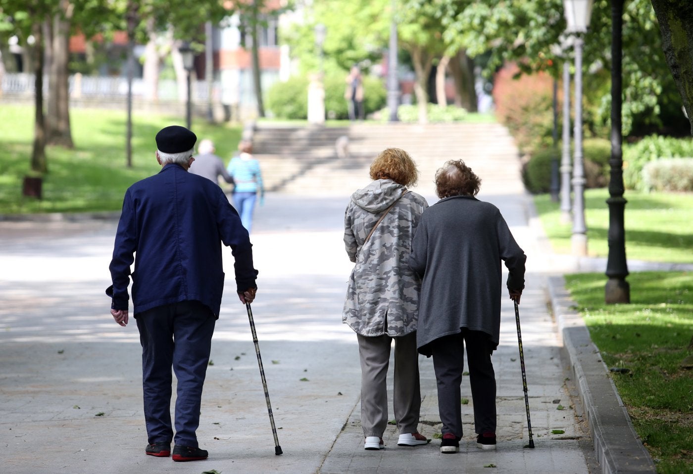 Personas mayores pasean por el parque de San Francisco, en Oviedo. El INE prevé que el 35,6% de la población asturiana sea mayor de 65 años en 2039.