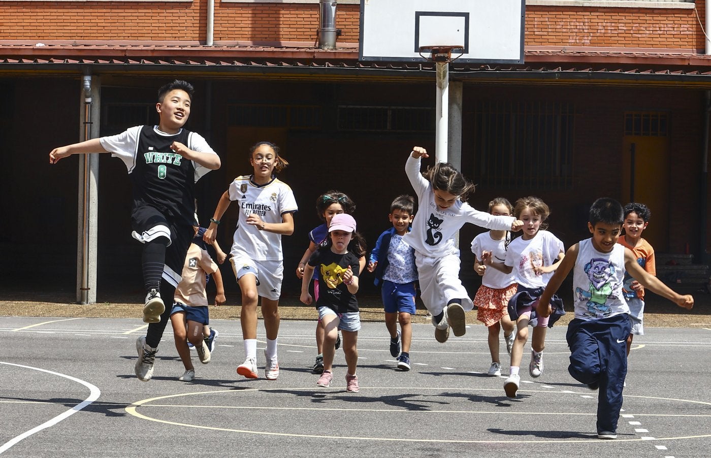 Un grupo de niños durante uno de los juegos de la mañana en el colegio Lorenzo Novo Mier.