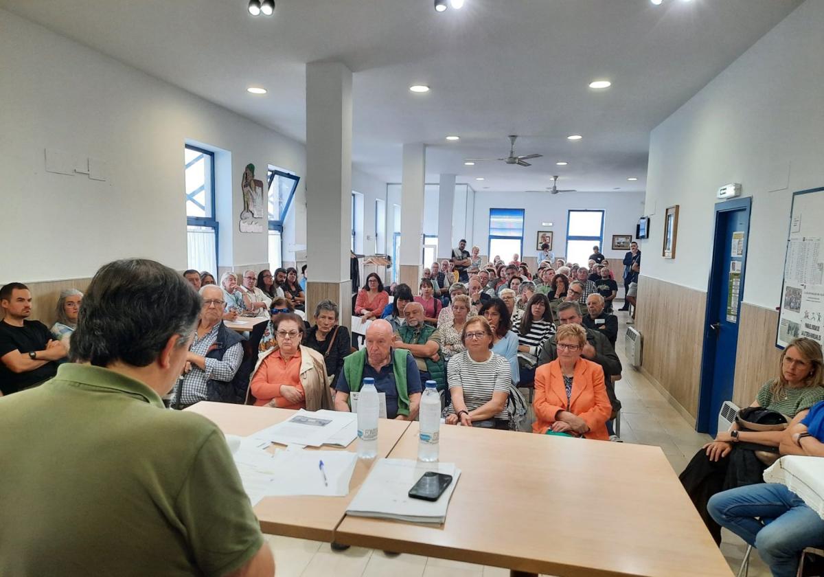 Alejandro Vega, de espaldas, en la asamblea en Venta Las Ranas.