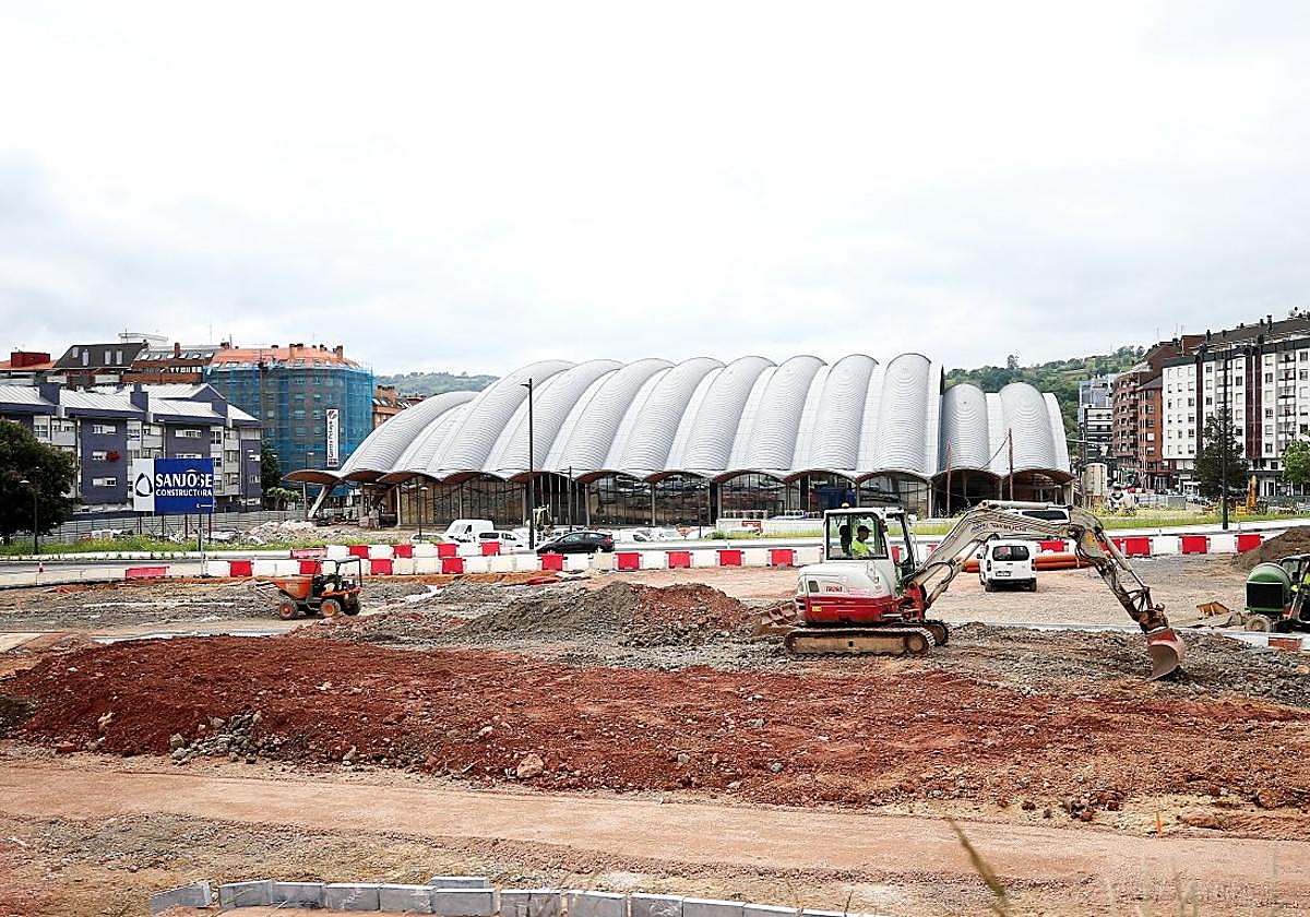 El Palacio de los Deportes con las obras de la glorieta de Santullano.