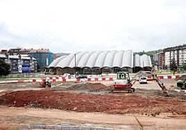 El Palacio de los Deportes con las obras de la glorieta de Santullano.