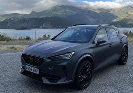 El CUPRA Formentor PHEV es un crossover que mide 4,45 metros de largo, con una estética deportiva que no pasa desapercibida.