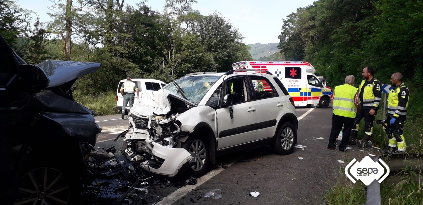 Tres heridos al chocar un coche y una furgoneta camperizada en Piloña