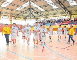 Jugadores del Horizonte Atlética de balonmano, al finalizar la fase de ascenso de Sevilla.