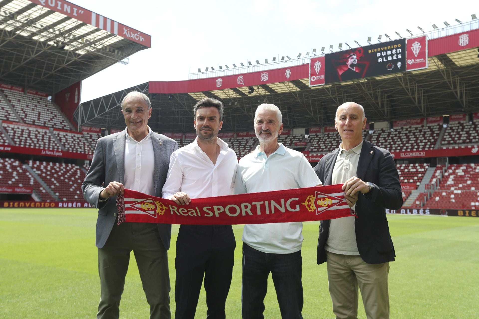 La presentación de Rubén Albés como entrenador del Sporting, en imágenes