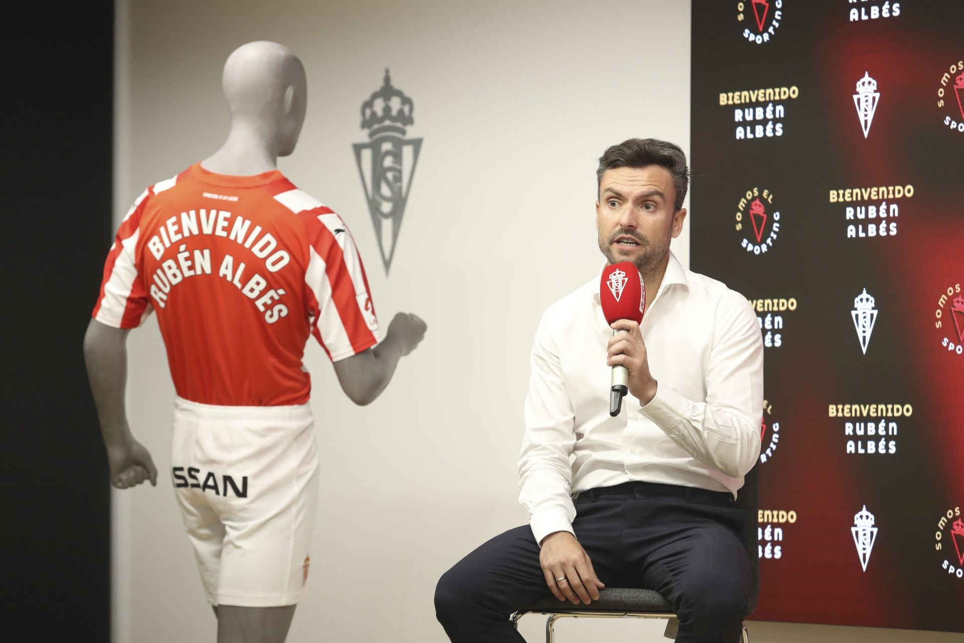 La presentación de Rubén Albés como entrenador del Sporting, en imágenes