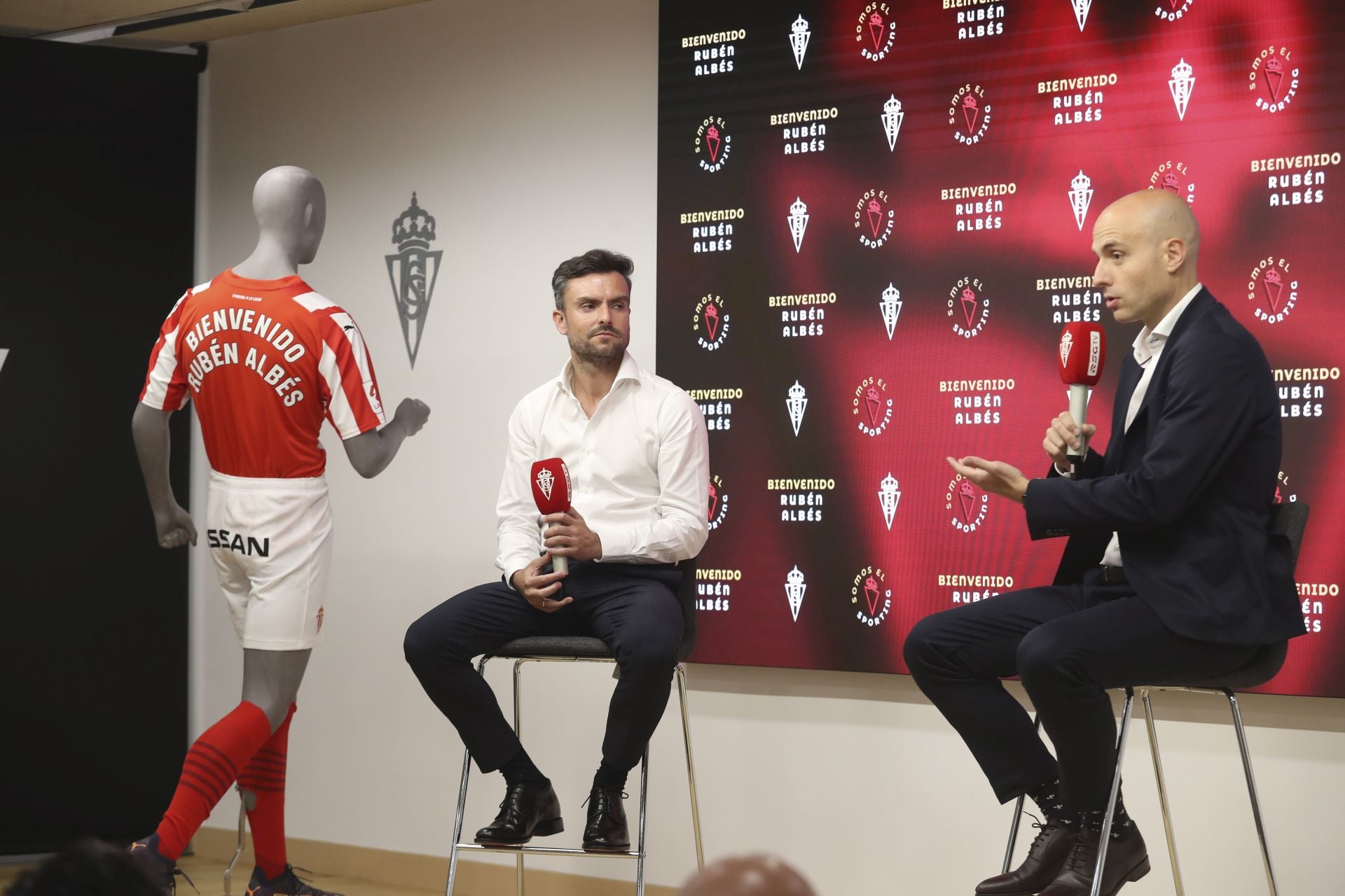 La presentación de Rubén Albés como entrenador del Sporting, en imágenes